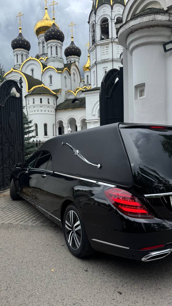 Катафальный автомобиль у православного храма